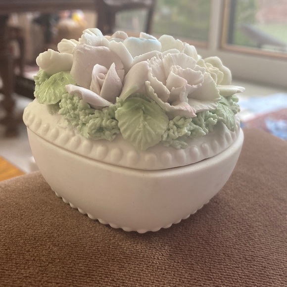 Bisque numbered floral box. Bisque flowers styled like Capodimonte. - Picture 2 of 10